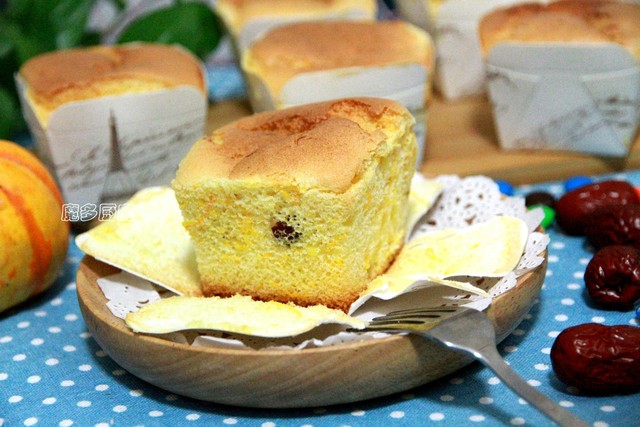 这个蛋糕不用油,选用健康食材,营养丰富老少皆宜,外面买不到的