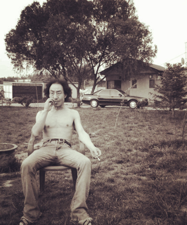 这个看起来疯癫的老头，是“摇滚鼓王”的哥哥，中国民谣界的传奇