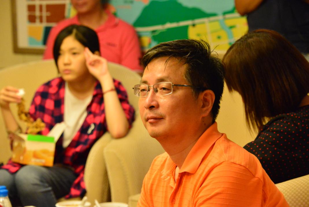 烟雨中秋夜，欢乐船上游