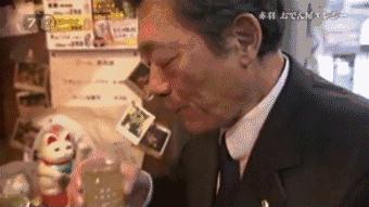 这家在街角开了60年的小摊，只卖一种料理，连个座位都没有，却把大家都暖哭了