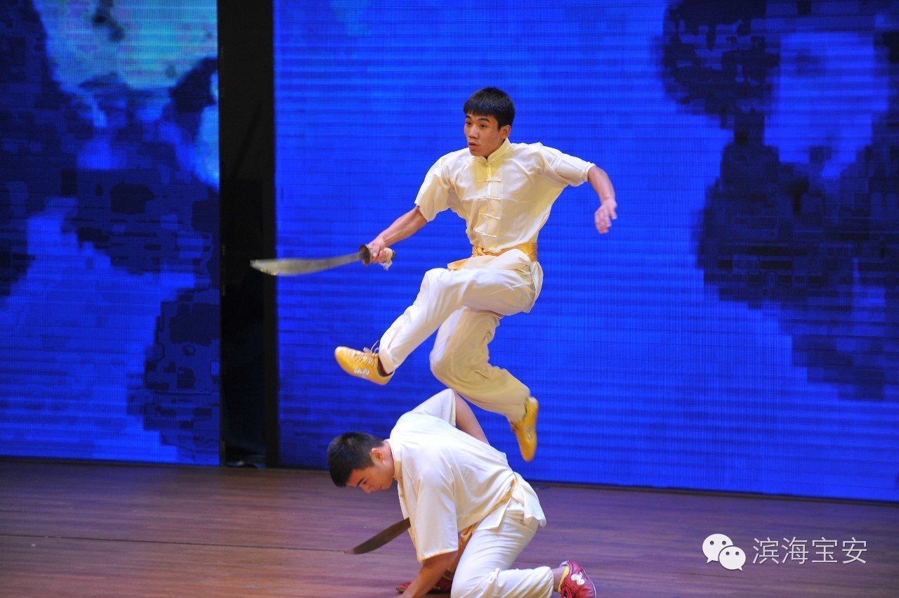 昨天，松岗人体验了一把公共文化服务带来的阳光雨露......