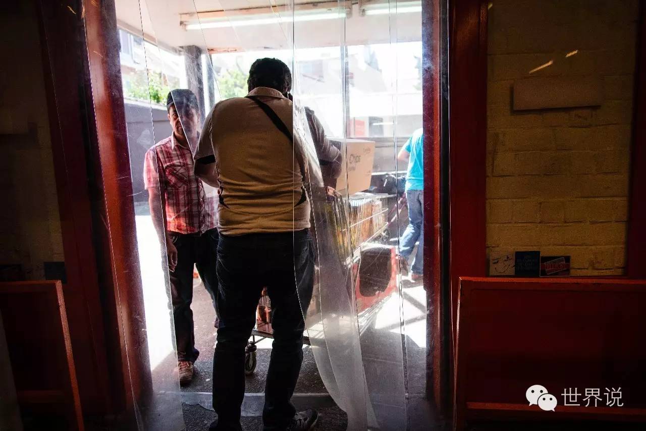 香烟拆开卖、哼唱宝莱坞，印度移民夜间商店老板的比利时生活