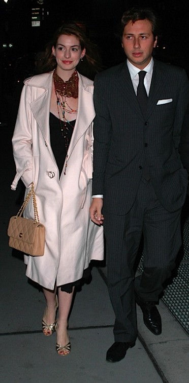 安妮海瑟薇短发生活装,安妮海瑟薇身穿孕妇装