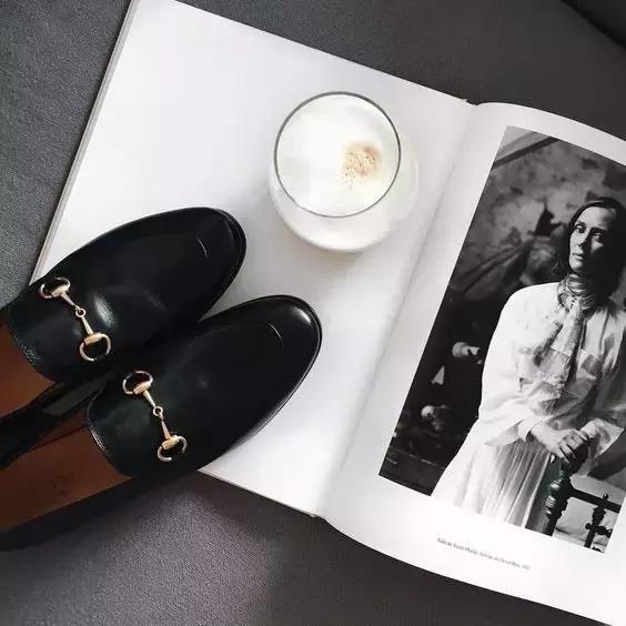 美得毫不费力的姑娘,都有一双乐福鞋