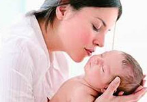刚出生的婴儿谁第一个抱最好,刚出生的宝宝应该怎样抱