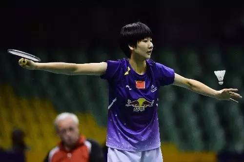 正手高远球发球只高不远,正手发高远球打不中什么原因