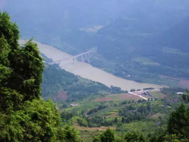 成都附近的旅游景点推荐四姑娘山,距成都五个多小时的地方