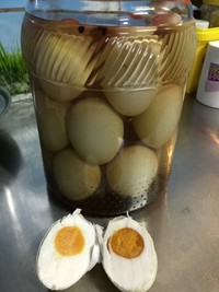 做咸蛋怎么做法最好吃不会裂壳,怎么泡咸蛋才能做出没有油的咸蛋