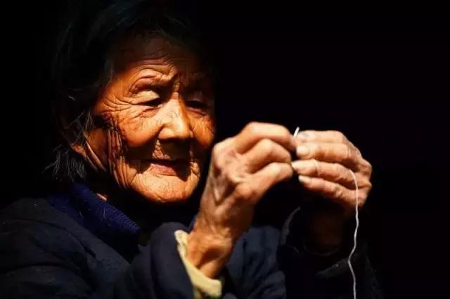 老房子里收藏有100万颗纽及巧手妈妈家族三代人缝缝补补的故事