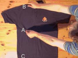 趁闺蜜玩手机,把脚皮给她尝尝