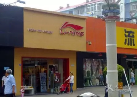 看得见的易建联光脚,看不见的品牌大战