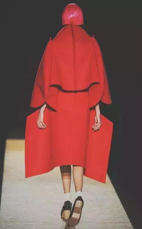 时日谈丨不仅仅是小红心川久保玲的解构主义风格探析