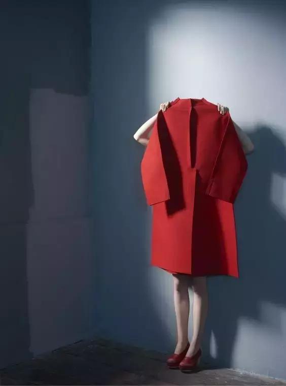 时日谈丨不仅仅是小红心川久保玲的解构主义风格探析