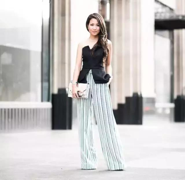 她颜值普通，又矮又穷，但奢侈大牌抢着送她包！