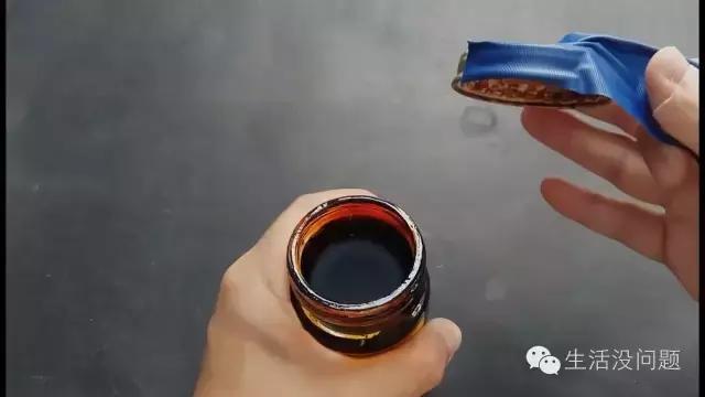 瓶盖内垫胶粘不紧怎么处理,塑料瓶盖滑丝拧不开小妙招