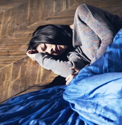 他大骂我违背了交易，于是狠狠将我按在地上。