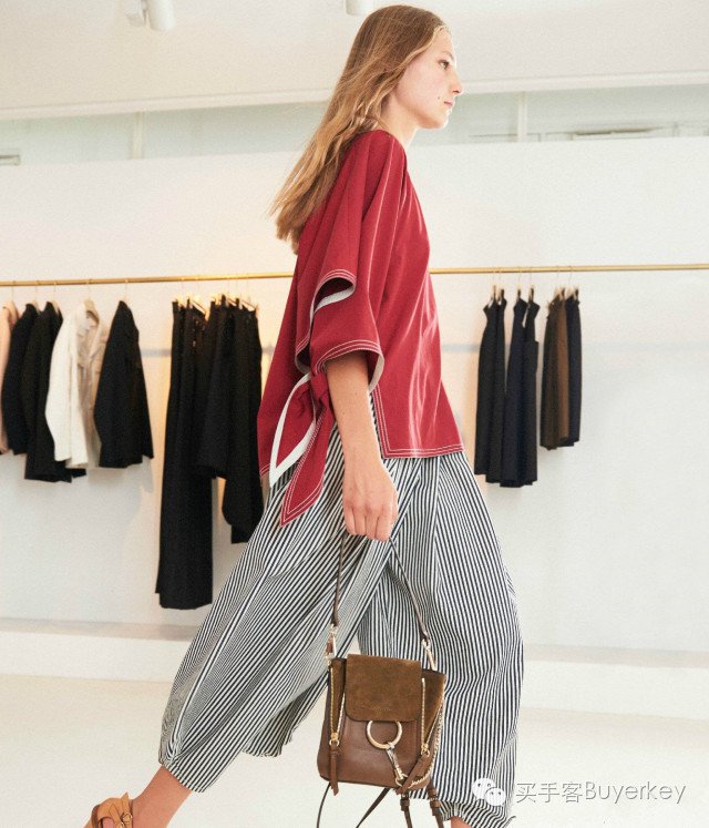 手拿包女推荐真皮徽章款,新款女士手拿包百搭大容量