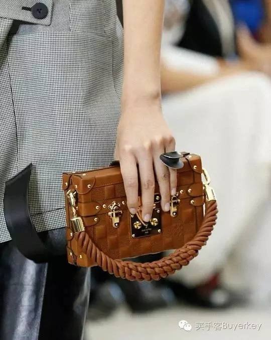手拿包女推荐真皮徽章款,新款女士手拿包百搭大容量