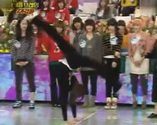 这些女星的身体怎么这么柔软？唐嫣竟然把脑袋、身子、双腿折出一个方形！