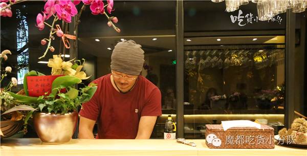 这家店进门要先鞠躬，招牌只在晚上有！