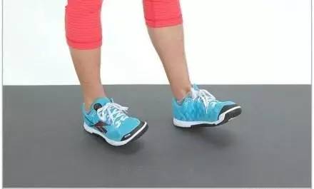 跑步脚踝扭伤怎么消肿化瘀,脚踝扭伤跑步技巧