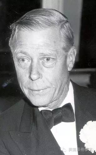 朋友的一句玩笑，这个法国哥们开始觉得自己本该当上英国国王..