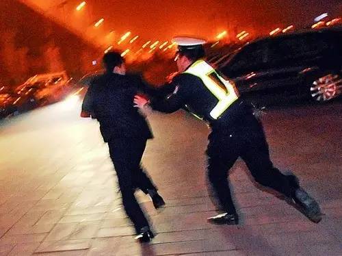 交警抓到警察怎么处理,交警当场抓到扣分是当时扣吗