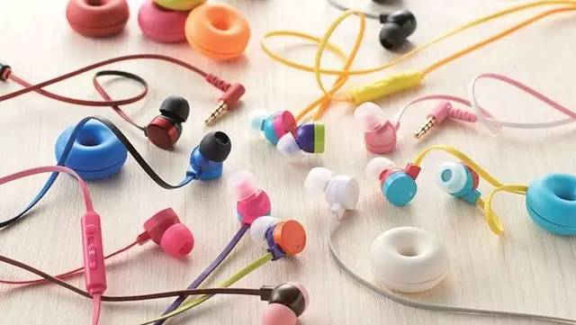 戴上耳机聆听感受音乐的旋律,戴上耳机聆听美妙的音乐