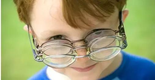 孩子近视母亲正确做法,如何控制18岁以下的孩子近视度数