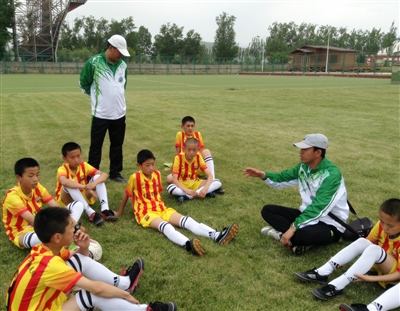 快乐足球满校园,快乐足球校园比赛视频