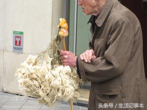 死人脑瓜壳里的水救了人一命，水里的蚯蚓和米汤，成了神仙良药。