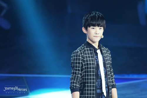 易烊千玺拍戏犯腰伤视频,易烊千玺腰伤心疼混剪