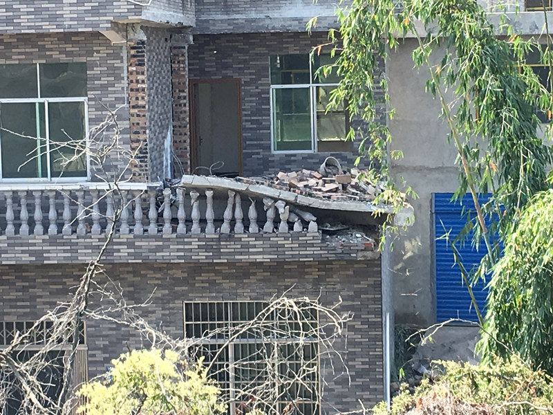 贵阳花溪车祸一死四伤,贵阳工地垮塌事故已致8死2伤