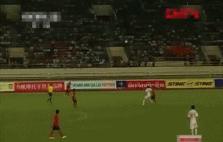 国足过人踩球被失误gif,国足5:1马来西亚gif