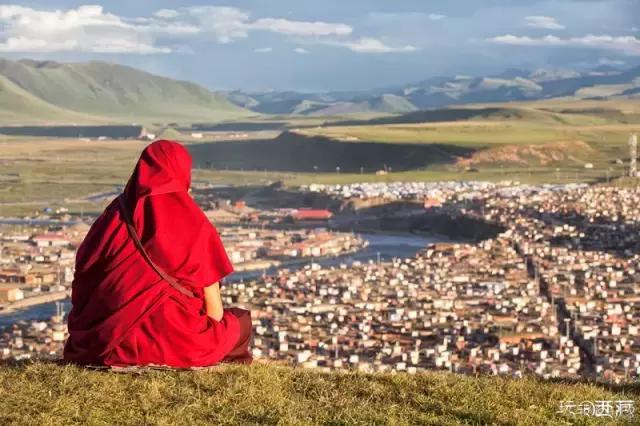 亚青寺，孤寂中盛放的莲花