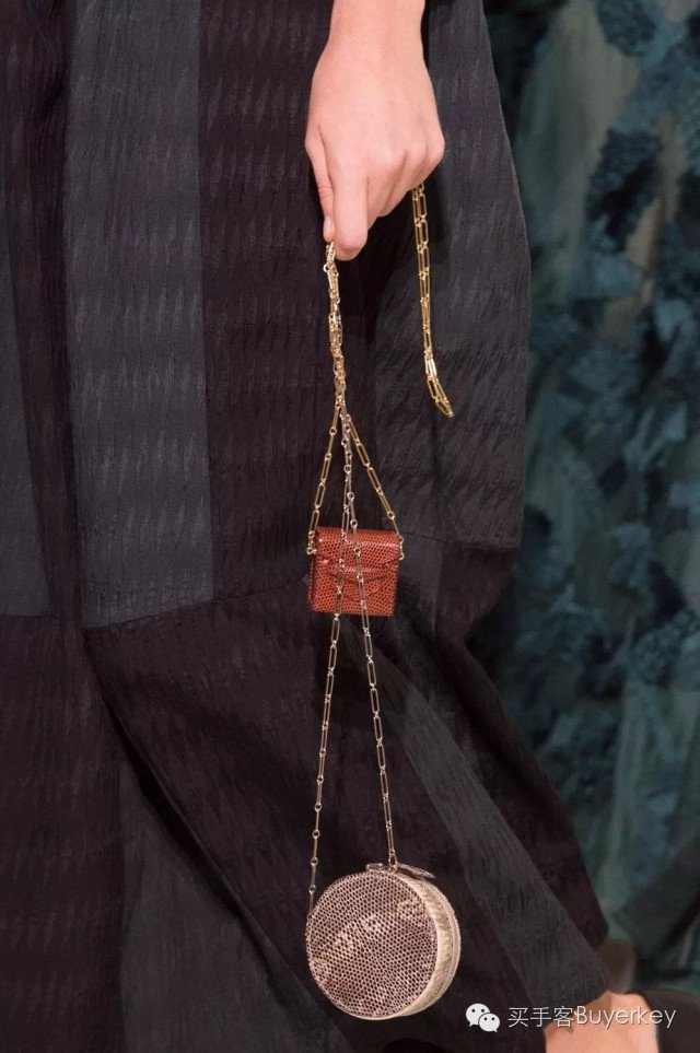 手拿包女推荐真皮徽章款,新款女士手拿包百搭大容量