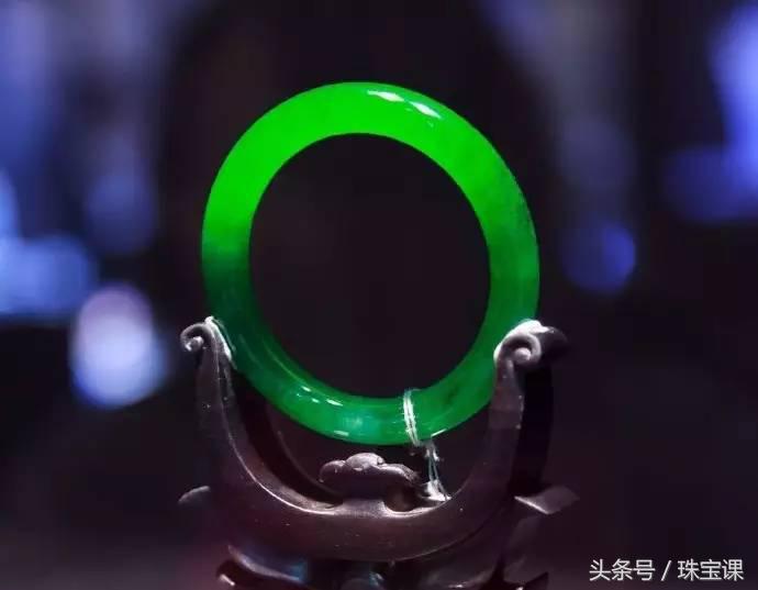 翡翠和玉的区别，看完再也不会傻傻的去买玉了！