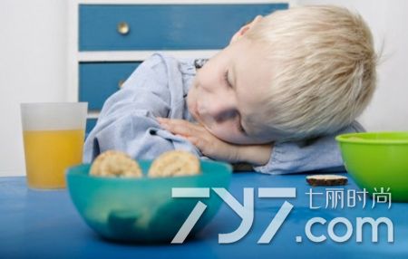 宝宝肚子不舒服呕吐哭闹睡不着,宝宝肚子不舒服哭闹怎么办