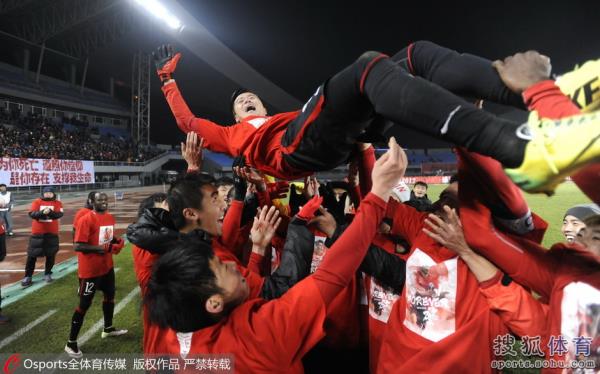 辽足欢庆保级肇俊哲光荣退役被队友抛起