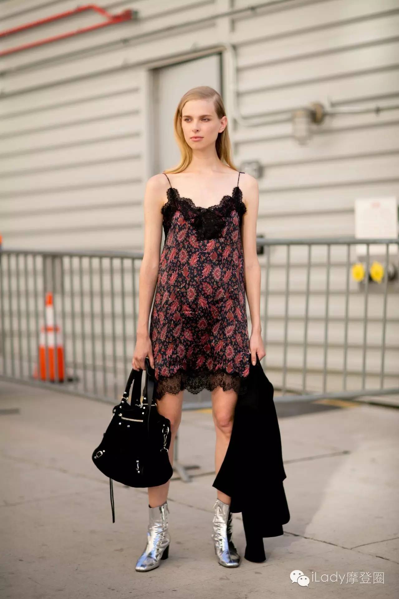 今年最火的短靴白色显瘦,2022最流行的鞋子百搭短靴