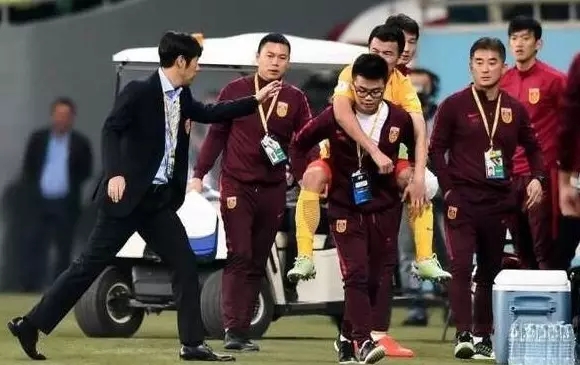 国足头球撞门柱爆笑名场面,国足单刀打门框