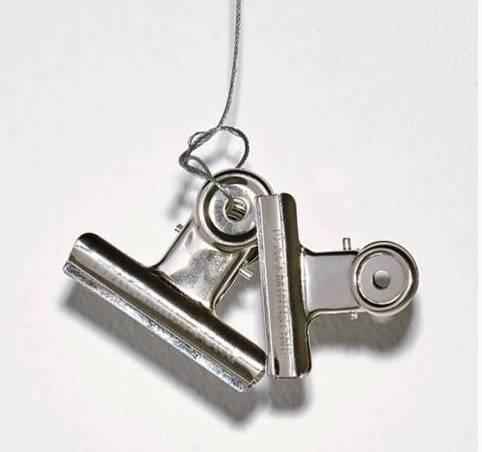 权志龙把5毛的夹子卖200块！baby买了，是真爱还是脑残？