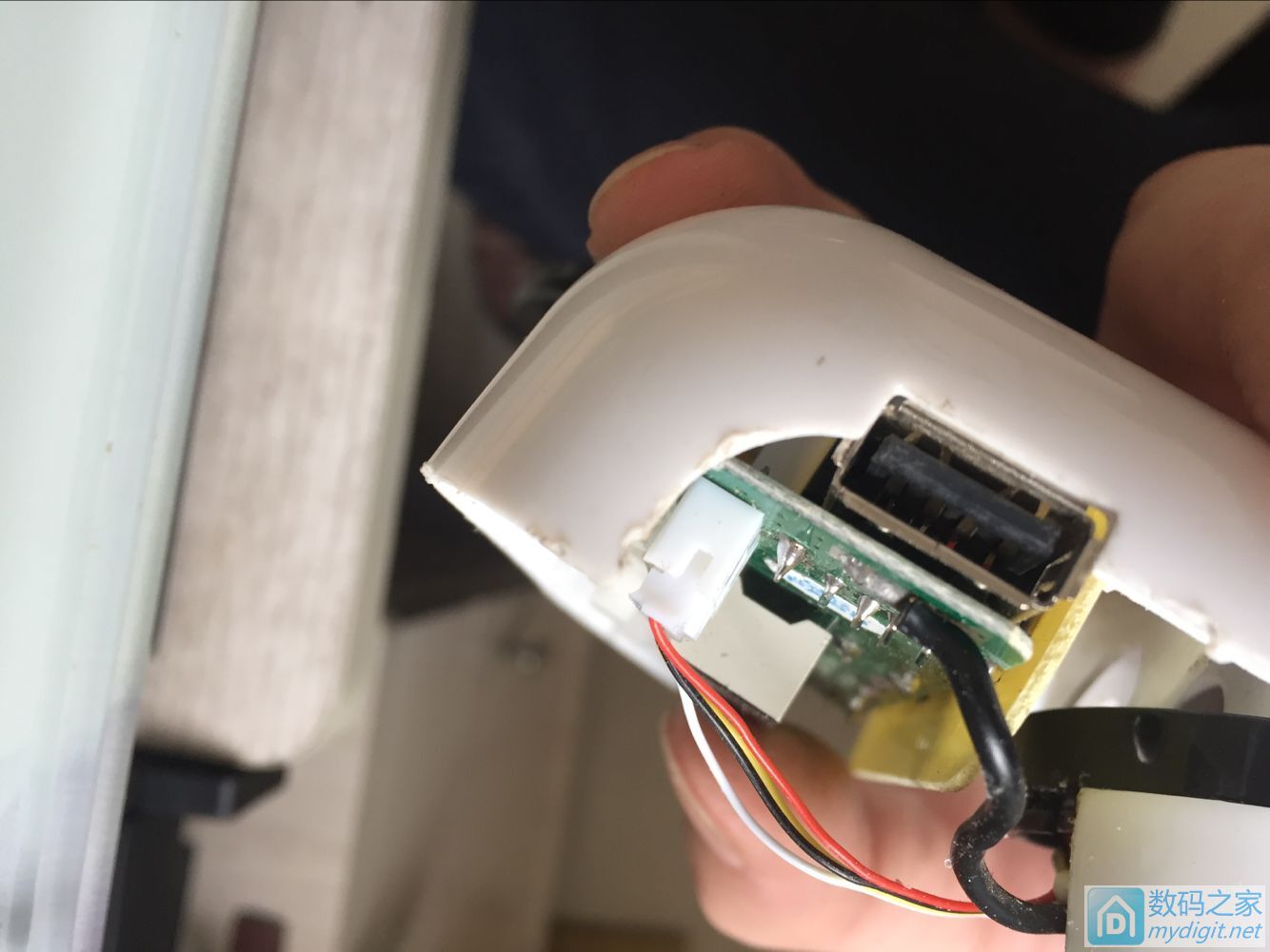 先科车充拆解,先科车载一拖三充电器维修