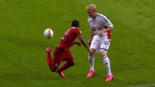 科斯塔进球时肘击佩佩,科斯塔点球破门视频