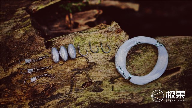 这盒子还没手掌大，里面的工具却比工具箱还全，野外保命全靠它