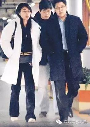 坐拥百亿身家,路边买20元童装,这对豪门夫妇最让人心旷神怡