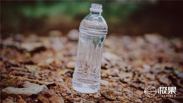 这盒子还没手掌大，里面的工具却比工具箱还全，野外保命全靠它