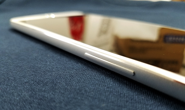 表妹夸我的iPhone真好看，没好意思说这手机叫锤子