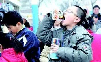 重庆人小时候就是这样扯靶子的,豁得妈老汉脑壳痛!