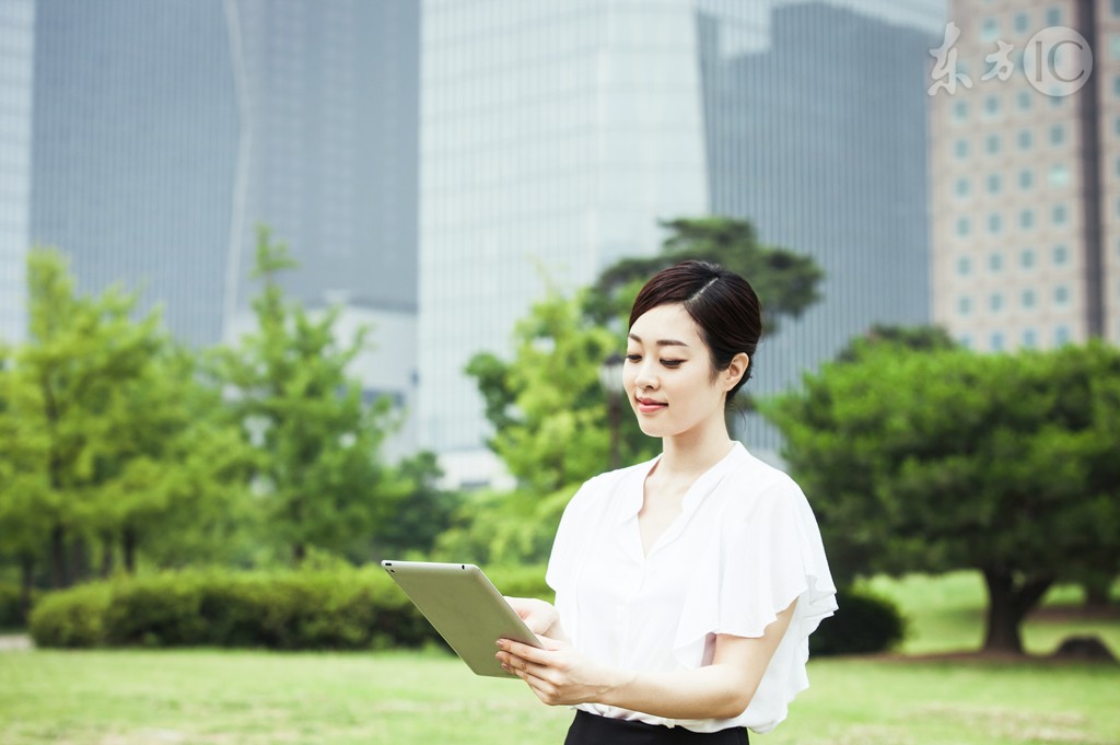 小说：村长摸进寡妇房间，寡妇：滚出去！否则我剁了你的命根子